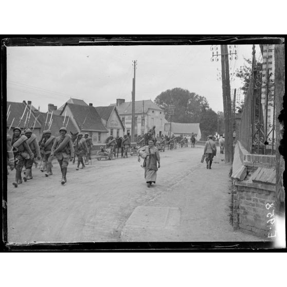 Dans la Somme. Défilé de troupes d'artillerie de tranchée (juin 1916). [légende d'origine]