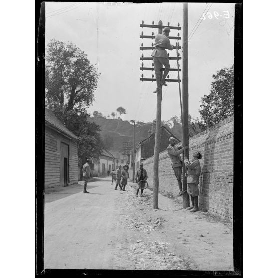 Dans la Somme. Pose de lignes télégraphiques (juin 1916). [légende d'origine]