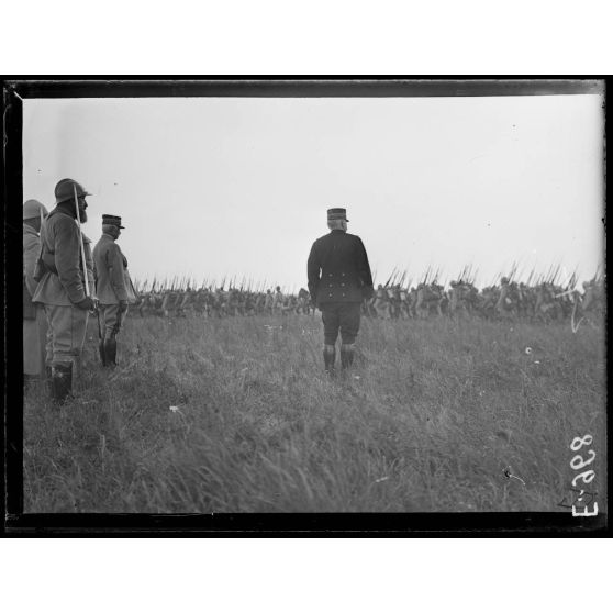 Dans la Somme. Près de Villers-Bretonneux (route de Cachy et Donant sur la Luce). Revue d'une brigade du 3e corps devant participer aux opérations. [légende d'origine]