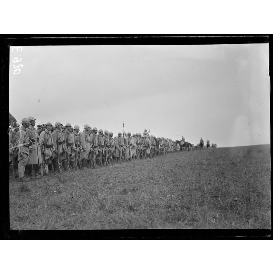 Dans la Somme. Près de Villers-Bretonneux (route de Cachy et Donant sur la Luce). Revue d'une brigade du 3e corps devant participer aux opérations. [légende d'origine]