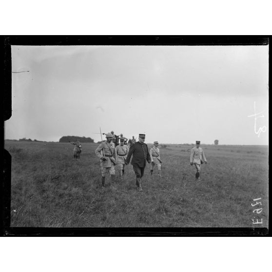 Dans la Somme. Près de Villers-Bretonneux (route de Cachy et Donant sur la Luce). Revue d'une brigade du 3e corps devant participer aux opérations. [légende d'origine]