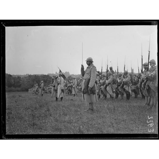 Dans la Somme. Près de Villers-Bretonneux (route de Cachy et Donant sur la Luce). Revue d'une brigade du 3e corps devant participer aux opérations. [légende d'origine]