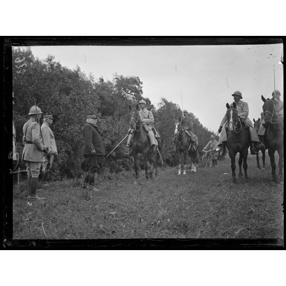 Dans la Somme. Près de Villers-Bretonneux (route de Cachy et Donant sur la Luce). Revue d'une brigade du 3e corps devant participer aux opérations. [légende d'origine]