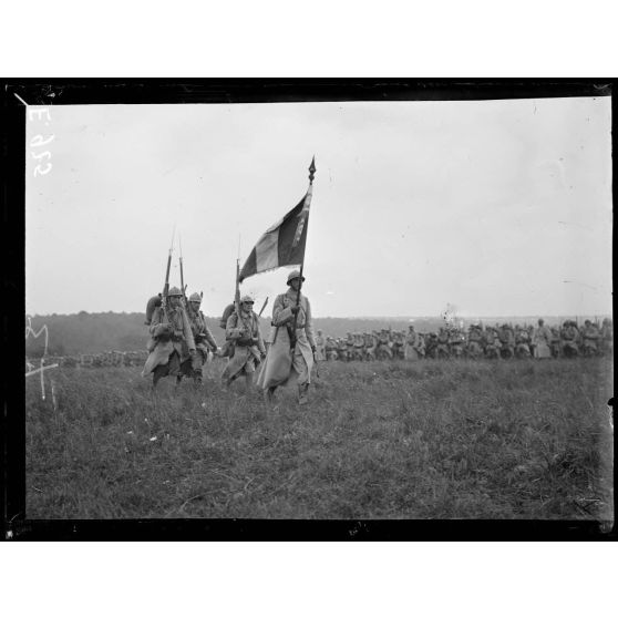 Dans la Somme. Près de Villers-Bretonneux (route de Cachy et Donant sur la Luce). Revue d'une brigade du 3e corps devant participer aux opérations. [légende d'origine]