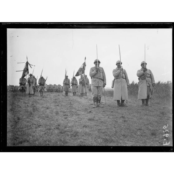 Dans la Somme. Près de Villers-Bretonneux (route de Cachy et Donant sur la Luce). Revue d'une brigade du 3e corps devant participer aux opérations. [légende d'origine]