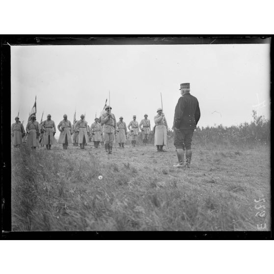 Dans la Somme. Près de Villers-Bretonneux (route de Cachy et Donant sur la Luce). Revue d'une brigade du 3e corps devant participer aux opérations. [légende d'origine]