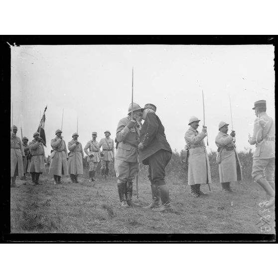 Près de Villers-Bretonneux (Somme). Revue passée par le général Joffre des troupes devant participer aux opérations (de la région de la Somme). Le général Joffre donne l'accolade à un officier. [légende d'origine]