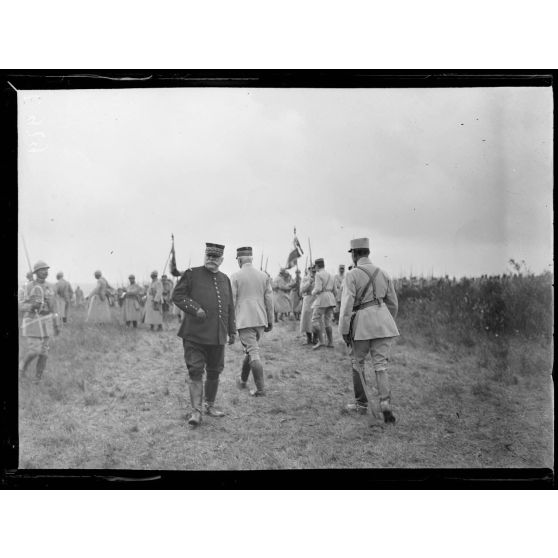 Près de Villers-Bretonneux (Somme). Revue passée par le général Joffre des troupes devant participer aux opérations (de la région de la Somme). [légende d'origine]