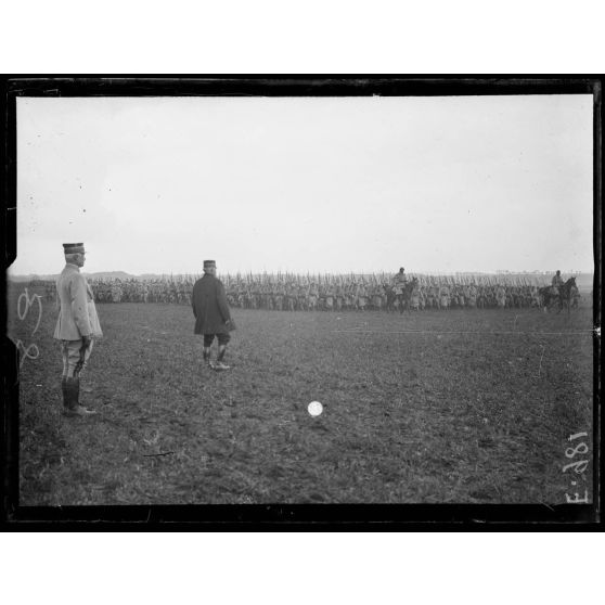 Près de Villers-Bretonneux (Somme). Revue passée par le général Joffre des troupes devant participer aux opérations (de la région de la Somme). Le défilé des troupes. [légende d'origine]