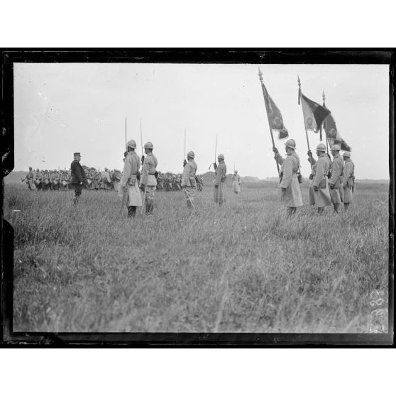 Près de Villers-Bretonneux (Somme). Revue passée par le général Joffre des troupes devant participer aux opérations (de la région de la Somme). [légende d'origine]