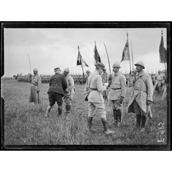 Près de Villers-Bretonneux (Somme). Revue passée par le général Joffre des troupes devant participer aux opérations (de la région de la Somme). L'accolade par le général Joffre. [légende d'origine]