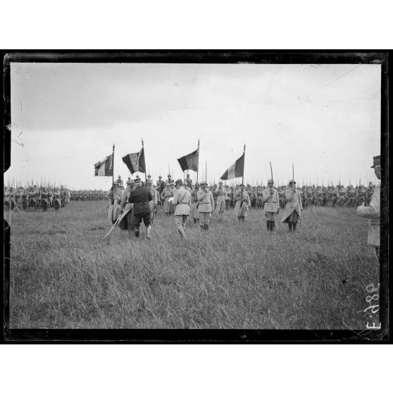 Près de Villers-Bretonneux (Somme). Revue passée par le général Joffre des troupes devant participer aux opérations (de la région de la Somme). Remise de décoration par le général Joffre. [légende d'origine]