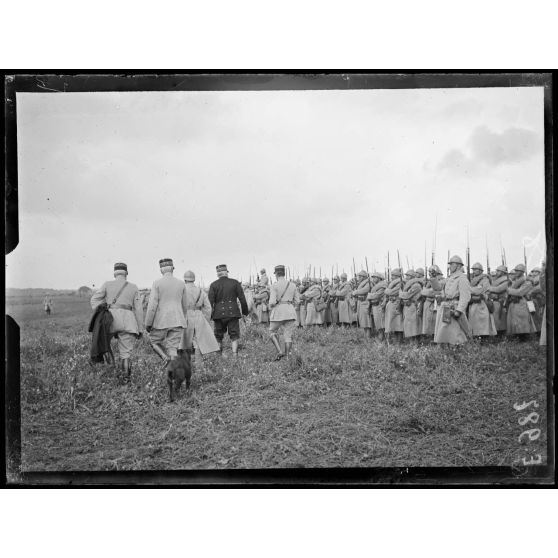 Près de Villers-Bretonneux (Somme). Revue passée par le général Joffre des troupes devant participer aux opérations (de la région de la Somme). Le général Joffre passant devant les troupes. [légende d'origine]