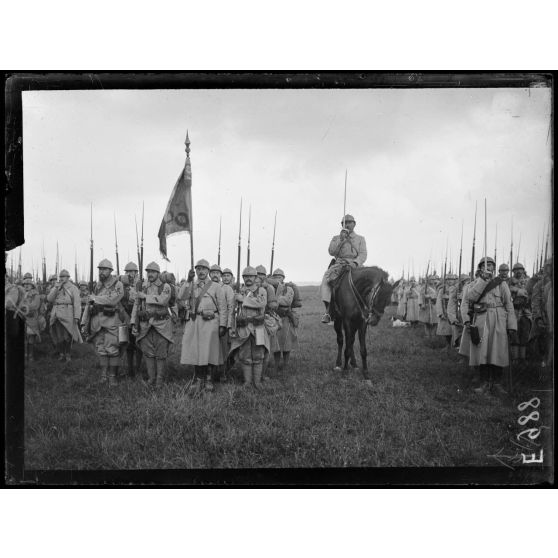 Près de Villers-Bretonneux (Somme). Revue passée par le général Joffre des troupes devant participer aux opérations (de la région de la Somme). Pendant la revue. [légende d'origine]