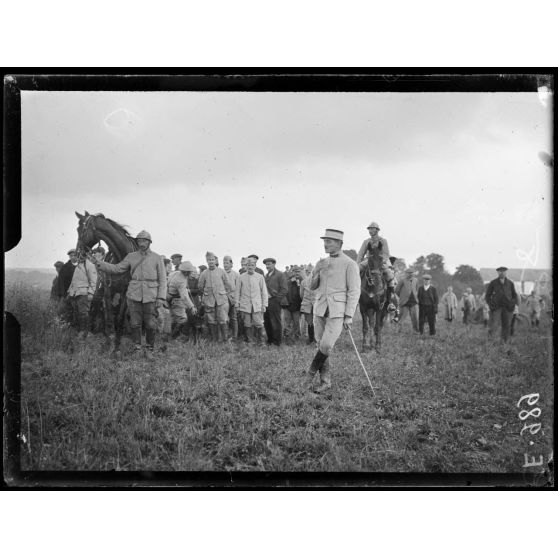 Près de Villers-Bretonneux (Somme). Revue passée par le général Joffre des troupes devant participer aux opérations (de la région de la Somme). Civils et militaires regardant la revue. [légende d'origine]