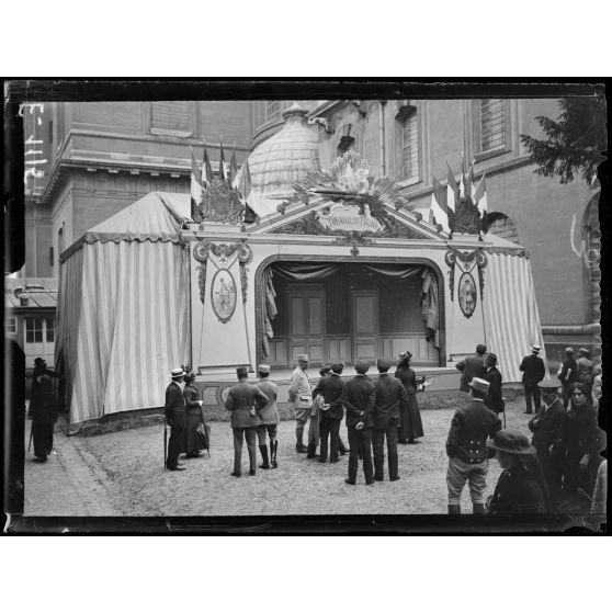 Cour des Invalides. Le théâtre au front, scène démontable et transportable par camion auto due au peintre Georges Scott. [légende d'origine]