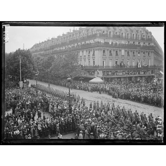 Paris, 14 juillet 1916. Défilé place de l'Opéra. [légende d'origine]