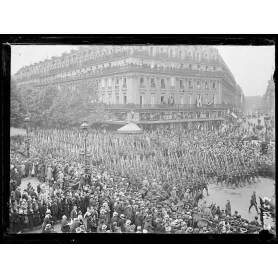 Paris, 14 juillet 1916. Défilé place de l'Opéra. [légende d'origine]