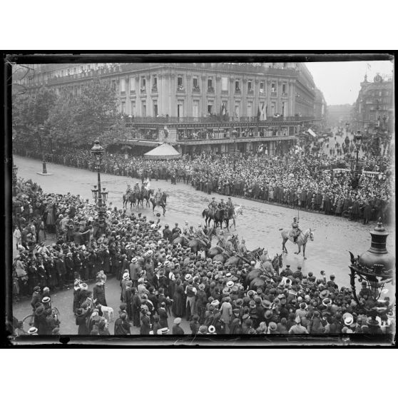 Paris, 14 juillet 1916. Défilé place de l'Opéra. [légende d'origine]