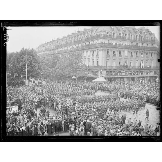 Paris, 14 juillet 1916. Défilé place de l'Opéra. [légende d'origine]