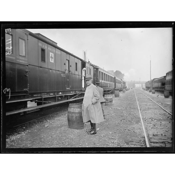 Paris. Gare de Pantin. Train sanitaire Est. Le lieutenant colonel d'administration Carré et madame Marguerite Carré, infirmière major du train. [légende d'origine]