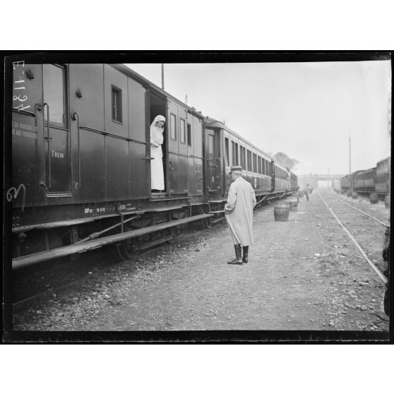 Paris. Gare de Pantin. Train sanitaire Est. Le lieutenant colonel d'administration Carré et madame Marguerite Carré, infirmière major du train. [légende d'origine]