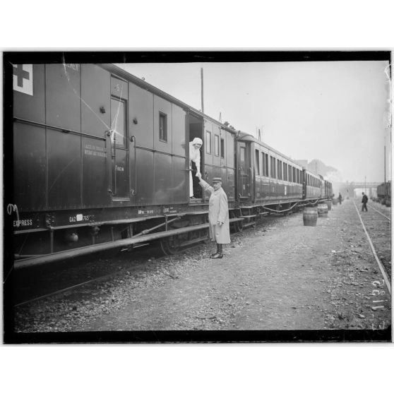 Paris. Gare de Pantin. Train sanitaire Est. Le lieutenant colonel d'administration Carré et madame Marguerite Carré, infirmière major du train. [légende d'origine]