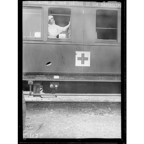 Paris. Gare de Pantin. Train sanitaire Est. Le lieutenant colonel d'administration Carré et madame Marguerite Carré, infirmière major du train. Madame Marguerite Carré à la fenêtre d'un wagon. [légende d'origine]