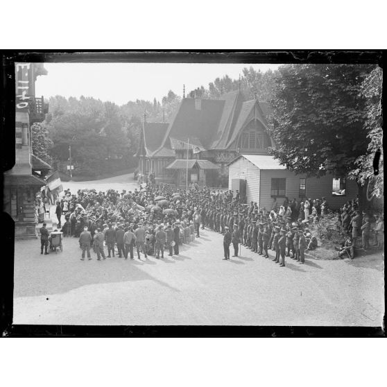 Saint-Cloud (Seine-et-Oise). Hôpital Canadien. Messe dite par l'aumônier chapelain de l'université de Laval (Canada). [légende d'origine]