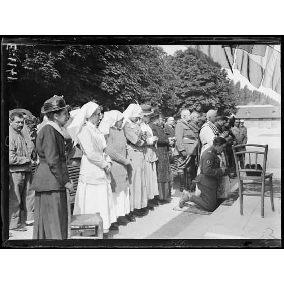 Saint-Cloud (Seine-et-Oise). Hôpital Canadien. Messe dite par l'aumônier chapelain de l'université de Laval (Canada). [légende d'origine]