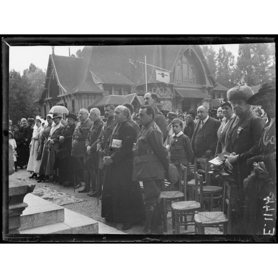 Saint-Cloud (Seine-et-Oise). Hôpital Canadien. Le curé de Troyon (Meuse) assiste à la messe. [légende d'origine]