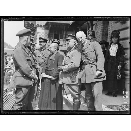 Saint-Cloud (Seine-et-Oise). Hôpital Canadien. Le curé de Troyon et des officiers canadiens. [légende d'origine]