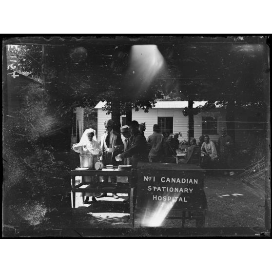 Saint-Cloud (Seine-et-Oise). Hôpital Canadien. Infirmières canadiennes servant la soupe aux blessés. [légende d'origine]