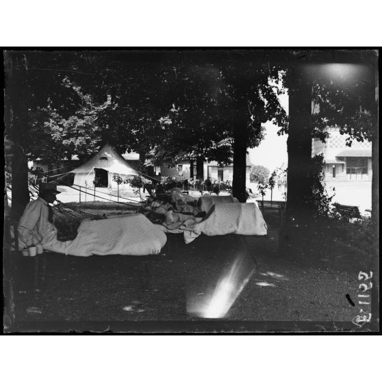 Saint-Cloud (Seine-et-Oise). Hôpital Canadien. Blessés prenant leur soupe dans le jardin. [légende d'origine]