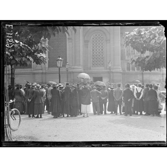 20 juillet 1916. Sortie de la messe dite en l'honneur du duc de Rohan tué à l'ennemi, à l'église Saint-François-Xavier. [légende d'origine]