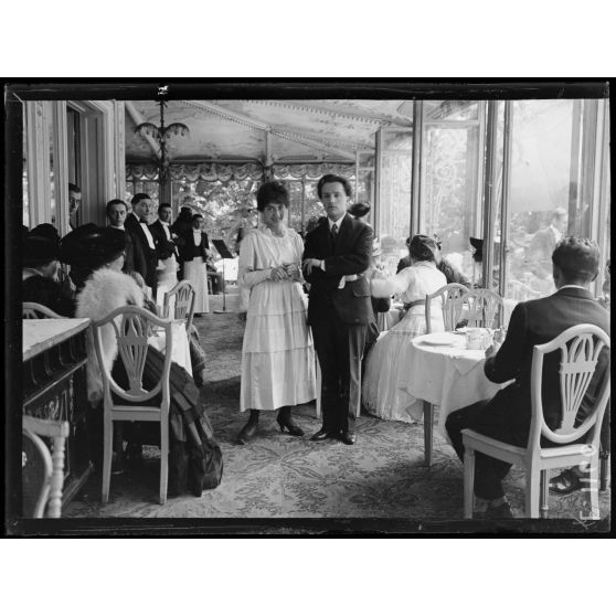 Restaurant du théâtre des ambassadeurs. Concert roumain au profit des oeuvres de la Croix Rouge. 2 artistes - le pianiste Boscoff. [légende d'origine]