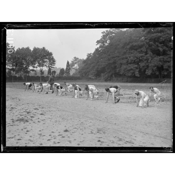 Joinville-le-Pont (Seine). Ecole normale militaire de gymnastique. Départ avant les sauts d'obstacles. [légende d'origine]