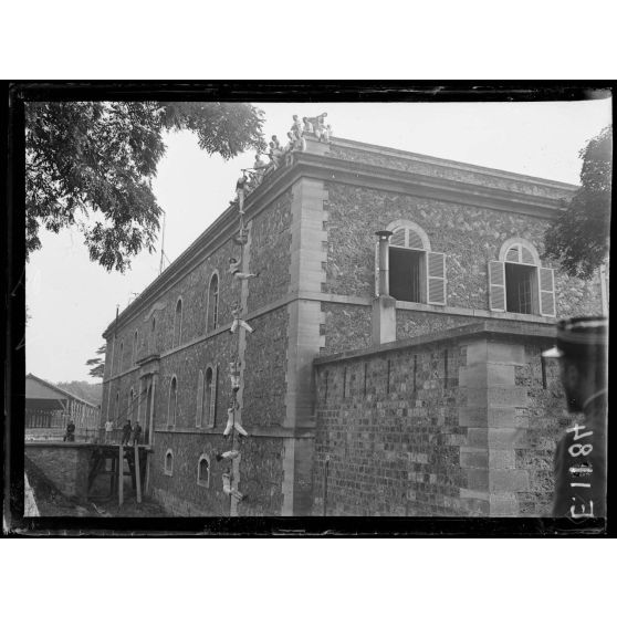 Joinville-le-Pont (Seine). Ecole normale militaire de gymnastique. Grimper à la corde. [légende d'origine]