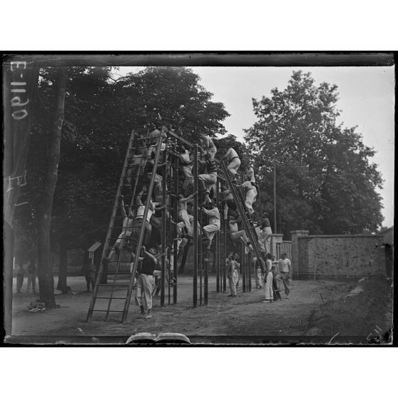 Joinville-le-Pont (Seine). Ecole normale militaire de gymnastique. La montée aux échelles. [légende d'origine]