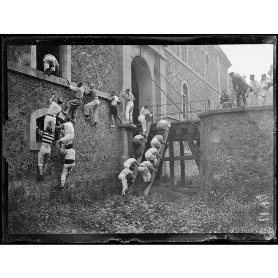 Joinville-le-Pont (Seine). Ecole normale militaire de gymnastique. L'escalade. [légende d'origine]