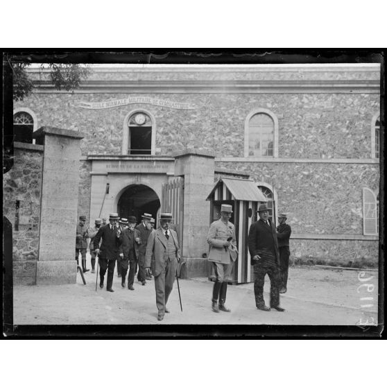 Joinville-le-Pont (Seine). Ecole normale militaire de gymnastique. Le général Margot, directeur de l'Infanterie au ministère de la guerre, sort de l'école avec une délégation de députés et sénateurs qu'il mène sur le terrain. [légende d'origine]