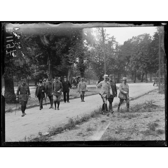 Joinville-le-Pont (Seine). Ecole normale militaire de gymnastique. Le général Margot, directeur de l'Infanterie au ministère de la guerre, sort de l'école avec une délégation de députés et sénateurs qu'il mène sur le terrain. L'arrivée sur le terrain. [légende d'origine]