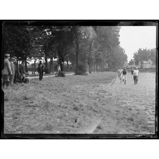 Joinville-le-Pont (Seine). Ecole normale militaire de gymnastique. Course à pied de 4 poids lourds. [légende d'origine]