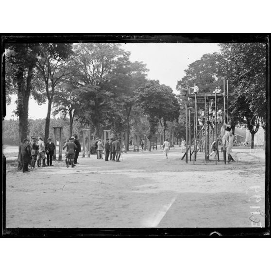 Joinville-le-Pont (Seine). Ecole normale militaire de gymnastique. La montée aux échelles. [légende d'origine]