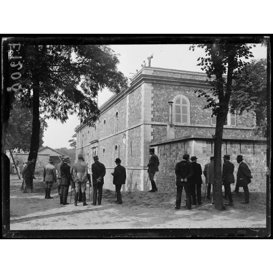 Joinville-le-Pont (Seine). Ecole normale militaire de gymnastique. L'escalade du fossé. [légende d'origine]