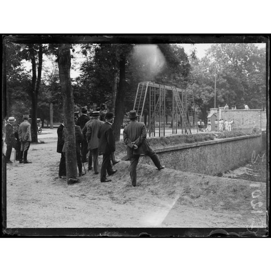 Joinville-le-Pont (Seine). Ecole normale militaire de gymnastique. L'escalade d'un mur. [légende d'origine]