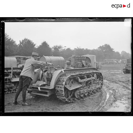 Essais sur le terrain de Vincennes du Caterpillar, tracteur américain destiné à tirer l'artillerie lourde.