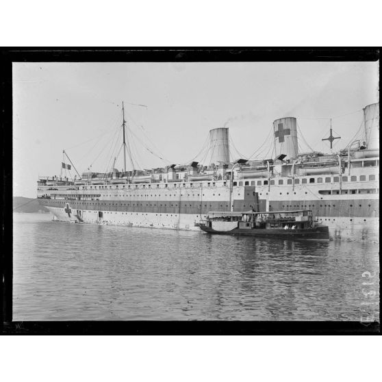 Toulon. Navire hôpital La France. [légende d'origine]