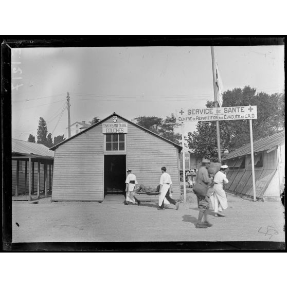 Toulon. Triage des blessés du navire hôpital "Le Tchad". 4 août 1916. [légende d'origine]