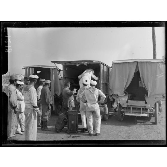 Toulon. Malades soignés dans les voitures d'ambulance. [légende d'origine]